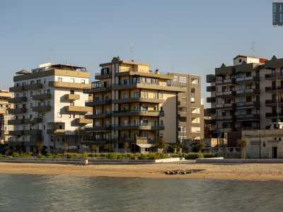 E infine eccolo il nuovo waterfront, che ci accoglie con la sua spiaggia allargata e soprattutto non pi� frammentata da scogli e opere in cemento